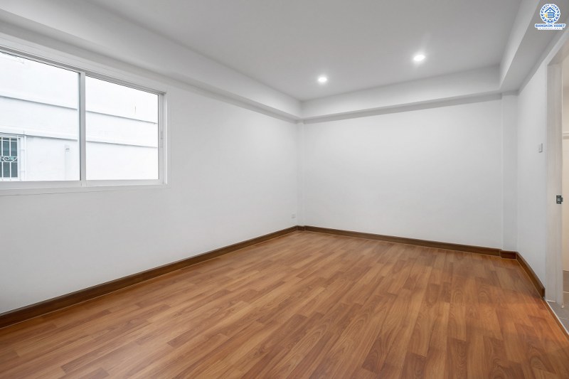 บ้านมือสองตกแต่งใหม่ โครงการ นวนิช แจ้งวัฒนะ ตกแต่งพร้อมอยู่ เนื้อที่ 20.5 ตร.ว. ฟังก์ชั่น 3 ห้องนอน 3 ห้องน้ำ 2 ที่จอดรถ ราคาสุดคุ้ม! บนทำเลย่านแจ้งวัฒนะ ใกล้เซ็นทรัลฯ เมืองทอง และทางด่วนแจ้งวัฒนะ ราคาหายากในย่านนี้ เพียง 3 ล้านต้นๆ เท่านั้น!