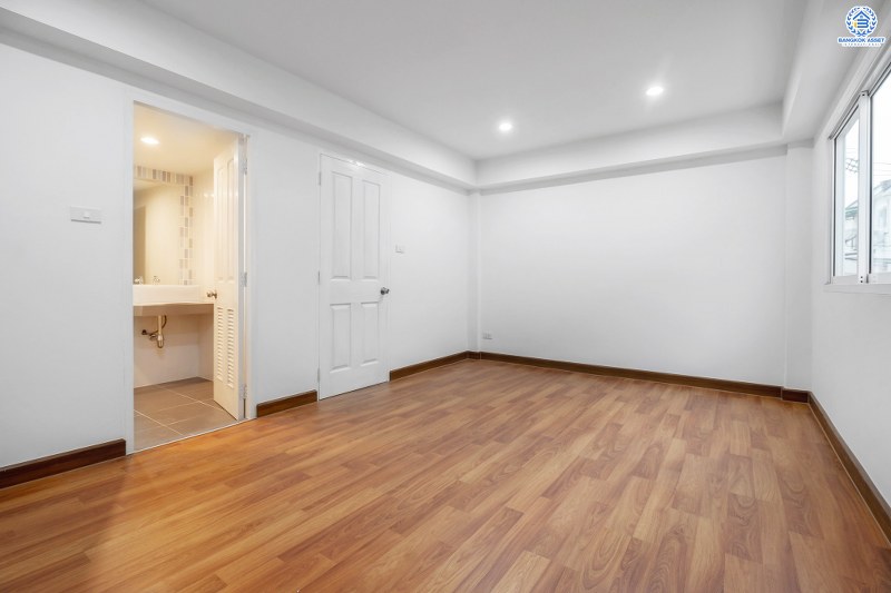 บ้านมือสองตกแต่งใหม่ โครงการ นวนิช แจ้งวัฒนะ ตกแต่งพร้อมอยู่ เนื้อที่ 20.5 ตร.ว. ฟังก์ชั่น 3 ห้องนอน 3 ห้องน้ำ 2 ที่จอดรถ ราคาสุดคุ้ม! บนทำเลย่านแจ้งวัฒนะ ใกล้เซ็นทรัลฯ เมืองทอง และทางด่วนแจ้งวัฒนะ ราคาหายากในย่านนี้ เพียง 3 ล้านต้นๆ เท่านั้น!