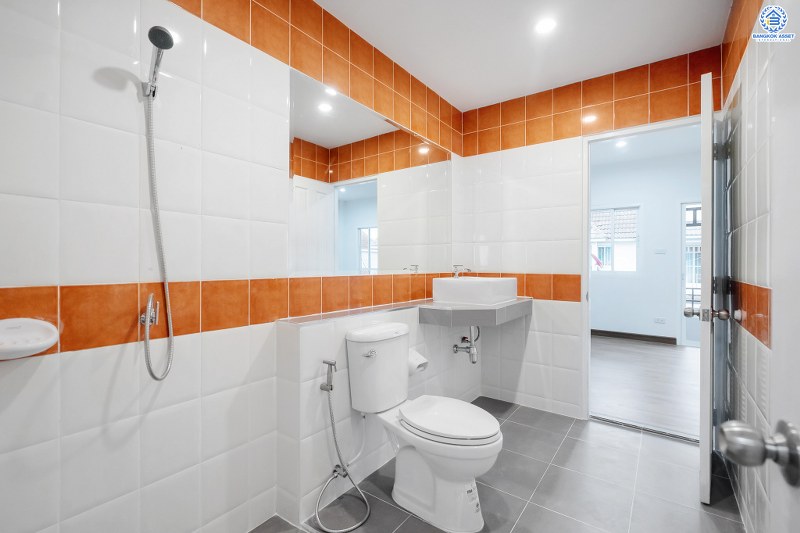 บ้านมือสองตกแต่งใหม่ โครงการ นวนิช แจ้งวัฒนะ ตกแต่งพร้อมอยู่ เนื้อที่ 20.5 ตร.ว. ฟังก์ชั่น 3 ห้องนอน 3 ห้องน้ำ 2 ที่จอดรถ ราคาสุดคุ้ม! บนทำเลย่านแจ้งวัฒนะ ใกล้เซ็นทรัลฯ เมืองทอง และทางด่วนแจ้งวัฒนะ ราคาหายากในย่านนี้ เพียง 3 ล้านต้นๆ เท่านั้น!