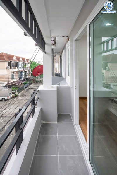 บ้านมือสองตกแต่งใหม่ โครงการ นวนิช แจ้งวัฒนะ ตกแต่งพร้อมอยู่ เนื้อที่ 20.5 ตร.ว. ฟังก์ชั่น 3 ห้องนอน 3 ห้องน้ำ 2 ที่จอดรถ ราคาสุดคุ้ม! บนทำเลย่านแจ้งวัฒนะ ใกล้เซ็นทรัลฯ เมืองทอง และทางด่วนแจ้งวัฒนะ ราคาหายากในย่านนี้ เพียง 3 ล้านต้นๆ เท่านั้น!