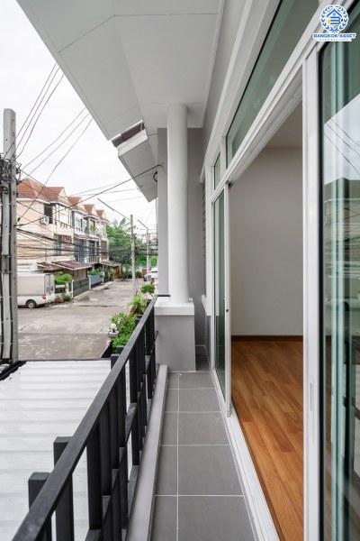 บ้านมือสองตกแต่งใหม่ โครงการ นวนิช แจ้งวัฒนะ ตกแต่งพร้อมอยู่ เนื้อที่ 20.5 ตร.ว. ฟังก์ชั่น 3 ห้องนอน 3 ห้องน้ำ 2 ที่จอดรถ ราคาสุดคุ้ม! บนทำเลย่านแจ้งวัฒนะ ใกล้เซ็นทรัลฯ เมืองทอง และทางด่วนแจ้งวัฒนะ ราคาหายากในย่านนี้ เพียง 3 ล้านต้นๆ เท่านั้น!