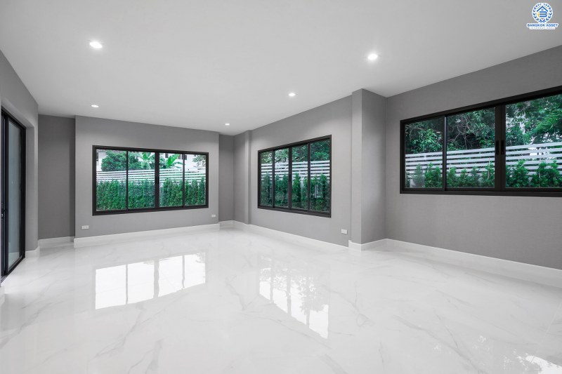 บ้านมือสองตกแต่งใหม่ ที่ดินแปลงใหญ่ 133 ตร.ว. คุณภาพจากแบรนด์ LH โครงการ ชลลดา บางบัวทอง-รัตนาธิเบศร์ ตกแต่งใหม่ ดีไซน์หรู บนพื้นที่ใช้สอยกว้างเป็นพิเศษกว่า 300 ตร.ม. ฟังก์ชั่นจัดเต็ม 6 ที่จอดรถ บนทำเลศักยภาพ เชื่อมต่อหลายเส้นทาง ใกล้เซ็นทรัลเวสต์เกต และ MRT สถานีบางพลู