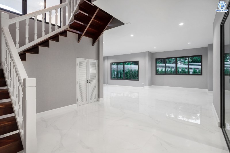 บ้านมือสองตกแต่งใหม่ ที่ดินแปลงใหญ่ 133 ตร.ว. คุณภาพจากแบรนด์ LH โครงการ ชลลดา บางบัวทอง-รัตนาธิเบศร์ ตกแต่งใหม่ ดีไซน์หรู บนพื้นที่ใช้สอยกว้างเป็นพิเศษกว่า 300 ตร.ม. ฟังก์ชั่นจัดเต็ม 6 ที่จอดรถ บนทำเลศักยภาพ เชื่อมต่อหลายเส้นทาง ใกล้เซ็นทรัลเวสต์เกต และ MRT สถานีบางพลู