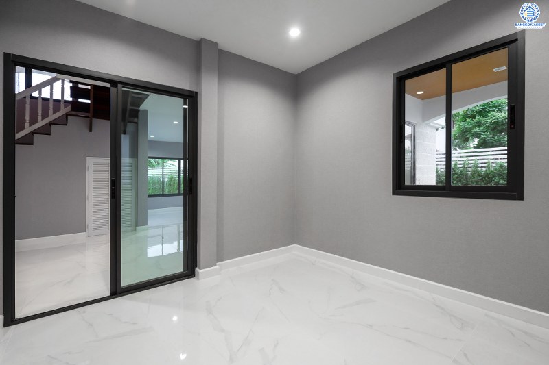 บ้านมือสองตกแต่งใหม่ ที่ดินแปลงใหญ่ 133 ตร.ว. คุณภาพจากแบรนด์ LH โครงการ ชลลดา บางบัวทอง-รัตนาธิเบศร์ ตกแต่งใหม่ ดีไซน์หรู บนพื้นที่ใช้สอยกว้างเป็นพิเศษกว่า 300 ตร.ม. ฟังก์ชั่นจัดเต็ม 6 ที่จอดรถ บนทำเลศักยภาพ เชื่อมต่อหลายเส้นทาง ใกล้เซ็นทรัลเวสต์เกต และ MRT สถานีบางพลู