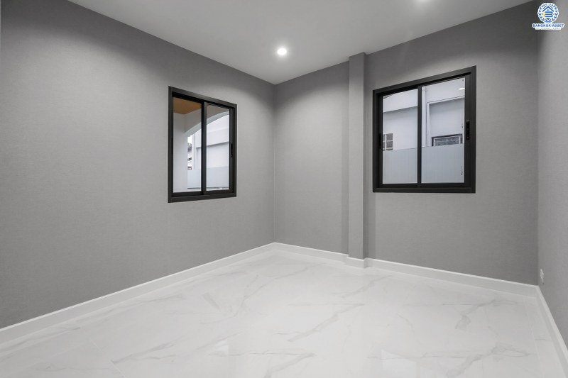 บ้านมือสองตกแต่งใหม่ ที่ดินแปลงใหญ่ 133 ตร.ว. คุณภาพจากแบรนด์ LH โครงการ ชลลดา บางบัวทอง-รัตนาธิเบศร์ ตกแต่งใหม่ ดีไซน์หรู บนพื้นที่ใช้สอยกว้างเป็นพิเศษกว่า 300 ตร.ม. ฟังก์ชั่นจัดเต็ม 6 ที่จอดรถ บนทำเลศักยภาพ เชื่อมต่อหลายเส้นทาง ใกล้เซ็นทรัลเวสต์เกต และ MRT สถานีบางพลู