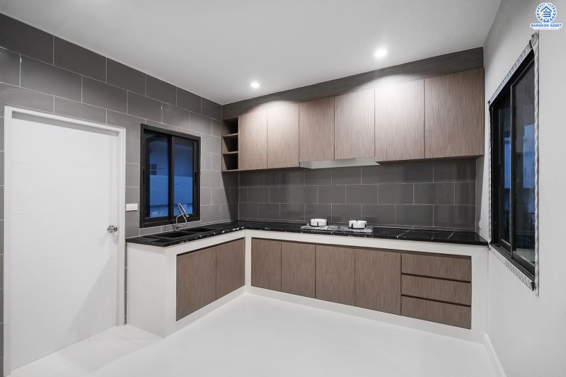 บ้านมือสองตกแต่งใหม่ ที่ดินแปลงใหญ่ 133 ตร.ว. คุณภาพจากแบรนด์ LH โครงการ ชลลดา บางบัวทอง-รัตนาธิเบศร์ ตกแต่งใหม่ ดีไซน์หรู บนพื้นที่ใช้สอยกว้างเป็นพิเศษกว่า 300 ตร.ม. ฟังก์ชั่นจัดเต็ม 6 ที่จอดรถ บนทำเลศักยภาพ เชื่อมต่อหลายเส้นทาง ใกล้เซ็นทรัลเวสต์เกต และ MRT สถานีบางพลู