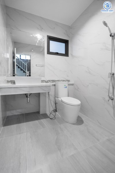 บ้านมือสองตกแต่งใหม่ ที่ดินแปลงใหญ่ 133 ตร.ว. คุณภาพจากแบรนด์ LH โครงการ ชลลดา บางบัวทอง-รัตนาธิเบศร์ ตกแต่งใหม่ ดีไซน์หรู บนพื้นที่ใช้สอยกว้างเป็นพิเศษกว่า 300 ตร.ม. ฟังก์ชั่นจัดเต็ม 6 ที่จอดรถ บนทำเลศักยภาพ เชื่อมต่อหลายเส้นทาง ใกล้เซ็นทรัลเวสต์เกต และ MRT สถานีบางพลู