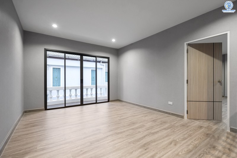 บ้านมือสองตกแต่งใหม่ ที่ดินแปลงใหญ่ 133 ตร.ว. คุณภาพจากแบรนด์ LH โครงการ ชลลดา บางบัวทอง-รัตนาธิเบศร์ ตกแต่งใหม่ ดีไซน์หรู บนพื้นที่ใช้สอยกว้างเป็นพิเศษกว่า 300 ตร.ม. ฟังก์ชั่นจัดเต็ม 6 ที่จอดรถ บนทำเลศักยภาพ เชื่อมต่อหลายเส้นทาง ใกล้เซ็นทรัลเวสต์เกต และ MRT สถานีบางพลู