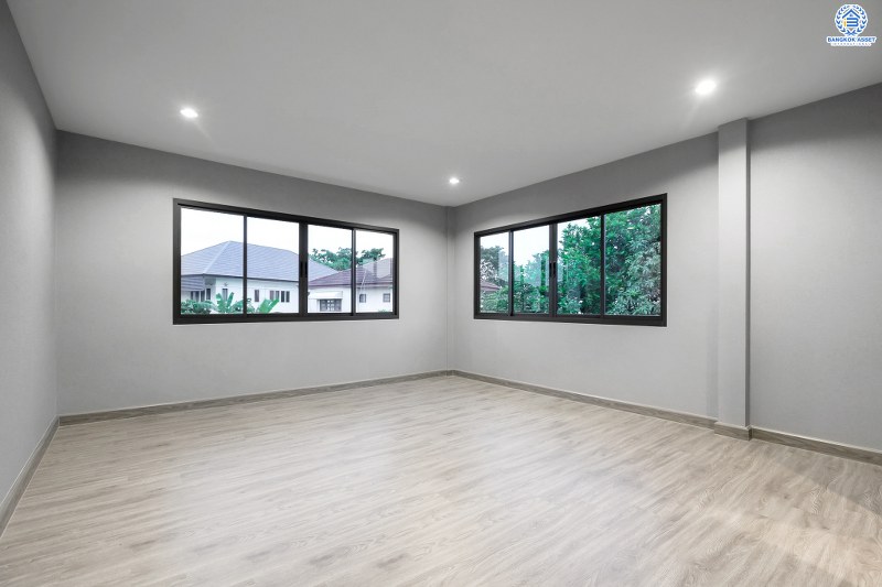 บ้านมือสองตกแต่งใหม่ ที่ดินแปลงใหญ่ 133 ตร.ว. คุณภาพจากแบรนด์ LH โครงการ ชลลดา บางบัวทอง-รัตนาธิเบศร์ ตกแต่งใหม่ ดีไซน์หรู บนพื้นที่ใช้สอยกว้างเป็นพิเศษกว่า 300 ตร.ม. ฟังก์ชั่นจัดเต็ม 6 ที่จอดรถ บนทำเลศักยภาพ เชื่อมต่อหลายเส้นทาง ใกล้เซ็นทรัลเวสต์เกต และ MRT สถานีบางพลู