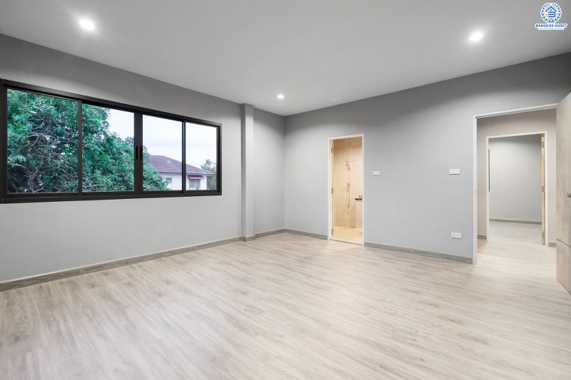 บ้านมือสองตกแต่งใหม่ ที่ดินแปลงใหญ่ 133 ตร.ว. คุณภาพจากแบรนด์ LH โครงการ ชลลดา บางบัวทอง-รัตนาธิเบศร์ ตกแต่งใหม่ ดีไซน์หรู บนพื้นที่ใช้สอยกว้างเป็นพิเศษกว่า 300 ตร.ม. ฟังก์ชั่นจัดเต็ม 6 ที่จอดรถ บนทำเลศักยภาพ เชื่อมต่อหลายเส้นทาง ใกล้เซ็นทรัลเวสต์เกต และ MRT สถานีบางพลู