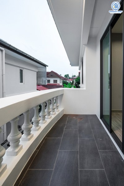 บ้านมือสองตกแต่งใหม่ ที่ดินแปลงใหญ่ 133 ตร.ว. คุณภาพจากแบรนด์ LH โครงการ ชลลดา บางบัวทอง-รัตนาธิเบศร์ ตกแต่งใหม่ ดีไซน์หรู บนพื้นที่ใช้สอยกว้างเป็นพิเศษกว่า 300 ตร.ม. ฟังก์ชั่นจัดเต็ม 6 ที่จอดรถ บนทำเลศักยภาพ เชื่อมต่อหลายเส้นทาง ใกล้เซ็นทรัลเวสต์เกต และ MRT สถานีบางพลู