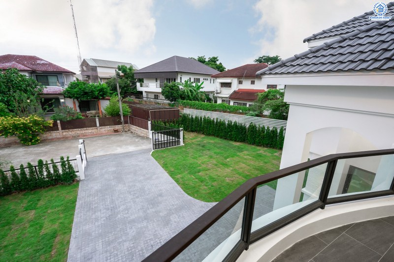 บ้านมือสองตกแต่งใหม่ ที่ดินแปลงใหญ่ 133 ตร.ว. คุณภาพจากแบรนด์ LH โครงการ ชลลดา บางบัวทอง-รัตนาธิเบศร์ ตกแต่งใหม่ ดีไซน์หรู บนพื้นที่ใช้สอยกว้างเป็นพิเศษกว่า 300 ตร.ม. ฟังก์ชั่นจัดเต็ม 6 ที่จอดรถ บนทำเลศักยภาพ เชื่อมต่อหลายเส้นทาง ใกล้เซ็นทรัลเวสต์เกต และ MRT สถานีบางพลู