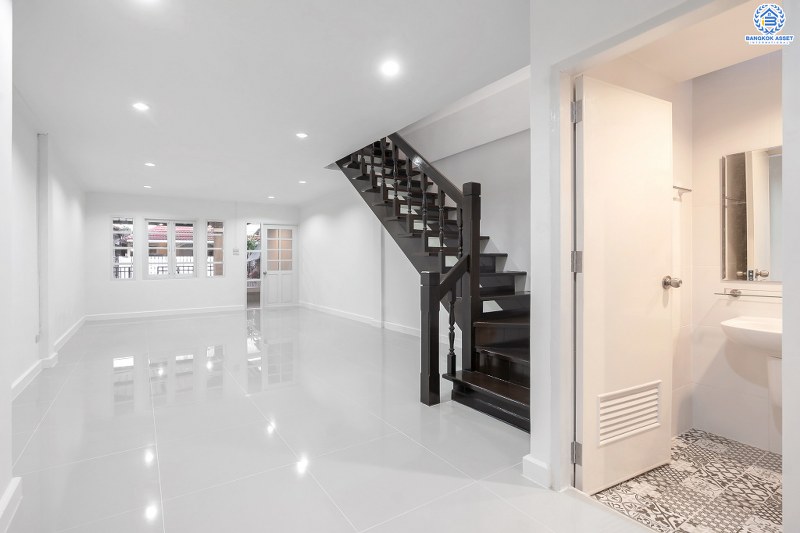 บ้านมือสองตกแต่งใหม่ ทำเลโซนเมือง หายากบนถนนสามัคคี! ม.บ้านประชาชื่น (ประชาชื่น-สามัคคี) ตกแต่งใหม่ จัดเต็มพร้อมอยู่ เนื้อที่ 17 ตร.ว. 2 ห้องนอน 2 ห้องน้ำ มีครัวเคาน์เตอร์ โรงรถฯลฯ สะดวกสบาย เชื่อมต่อหลายเส้นทาง ใกล้ ม.ธุรกิจ และทางด่วนงามวงศ์วาน