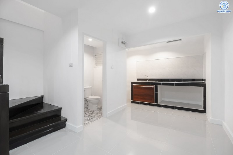 บ้านมือสองตกแต่งใหม่ ทำเลโซนเมือง หายากบนถนนสามัคคี! ม.บ้านประชาชื่น (ประชาชื่น-สามัคคี) ตกแต่งใหม่ จัดเต็มพร้อมอยู่ เนื้อที่ 17 ตร.ว. 2 ห้องนอน 2 ห้องน้ำ มีครัวเคาน์เตอร์ โรงรถฯลฯ สะดวกสบาย เชื่อมต่อหลายเส้นทาง ใกล้ ม.ธุรกิจ และทางด่วนงามวงศ์วาน