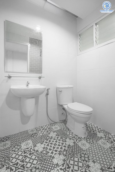 บ้านมือสองตกแต่งใหม่ ทำเลโซนเมือง หายากบนถนนสามัคคี! ม.บ้านประชาชื่น (ประชาชื่น-สามัคคี) ตกแต่งใหม่ จัดเต็มพร้อมอยู่ เนื้อที่ 17 ตร.ว. 2 ห้องนอน 2 ห้องน้ำ มีครัวเคาน์เตอร์ โรงรถฯลฯ สะดวกสบาย เชื่อมต่อหลายเส้นทาง ใกล้ ม.ธุรกิจ และทางด่วนงามวงศ์วาน