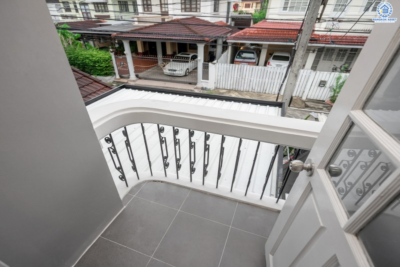 บ้านมือสองตกแต่งใหม่ ทำเลโซนเมือง หายากบนถนนสามัคคี! ม.บ้านประชาชื่น (ประชาชื่น-สามัคคี) ตกแต่งใหม่ จัดเต็มพร้อมอยู่ เนื้อที่ 17 ตร.ว. 2 ห้องนอน 2 ห้องน้ำ มีครัวเคาน์เตอร์ โรงรถฯลฯ สะดวกสบาย เชื่อมต่อหลายเส้นทาง ใกล้ ม.ธุรกิจ และทางด่วนงามวงศ์วาน