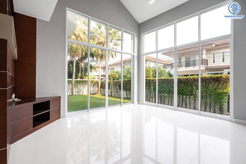 บ้านมือสองตกแต่งใหม่ สไตล์โมเดิร์น กับชีวิต...ที่ไม่ซ้ำใคร! โครงการ เดอะ เวอรีเดียนโฮม หลังใหญ่พร้อมอยู่ เนื้อที่ 75 ตร.ว. 4 ห้องนอน 4 ห้องน้ำ ห้องโถงโปร่งโล่ง ด้วยเพดานสูง ภายในตกแต่ง Built-in บนทำเลติดถนนกาญจนาภิเษก ใกล้เซ็นทรัลเวสต์เกต เพียง 5 นาทีจากทางด่วน "ศรีรัช"...