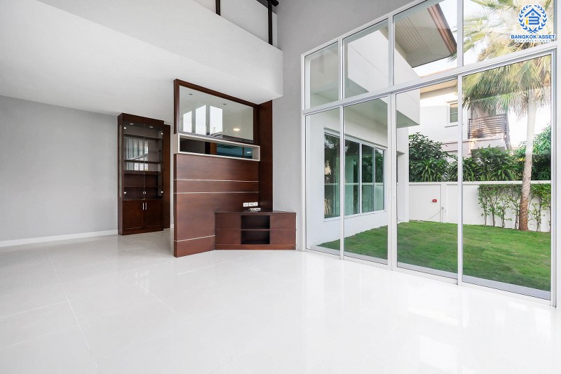 บ้านมือสองตกแต่งใหม่ สไตล์โมเดิร์น กับชีวิต...ที่ไม่ซ้ำใคร! โครงการ เดอะ เวอรีเดียนโฮม หลังใหญ่พร้อมอยู่ เนื้อที่ 75 ตร.ว. 4 ห้องนอน 4 ห้องน้ำ ห้องโถงโปร่งโล่ง ด้วยเพดานสูง ภายในตกแต่ง Built-in บนทำเลติดถนนกาญจนาภิเษก ใกล้เซ็นทรัลเวสต์เกต เพียง 5 นาทีจากทางด่วน "ศรีรัช"...