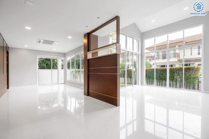 บ้านมือสองตกแต่งใหม่ สไตล์โมเดิร์น กับชีวิต...ที่ไม่ซ้ำใคร! โครงการ เดอะ เวอรีเดียนโฮม หลังใหญ่พร้อมอยู่ เนื้อที่ 75 ตร.ว. 4 ห้องนอน 4 ห้องน้ำ ห้องโถงโปร่งโล่ง ด้วยเพดานสูง ภายในตกแต่ง Built-in บนทำเลติดถนนกาญจนาภิเษก ใกล้เซ็นทรัลเวสต์เกต เพียง 5 นาทีจากทางด่วน "ศรีรัช"...