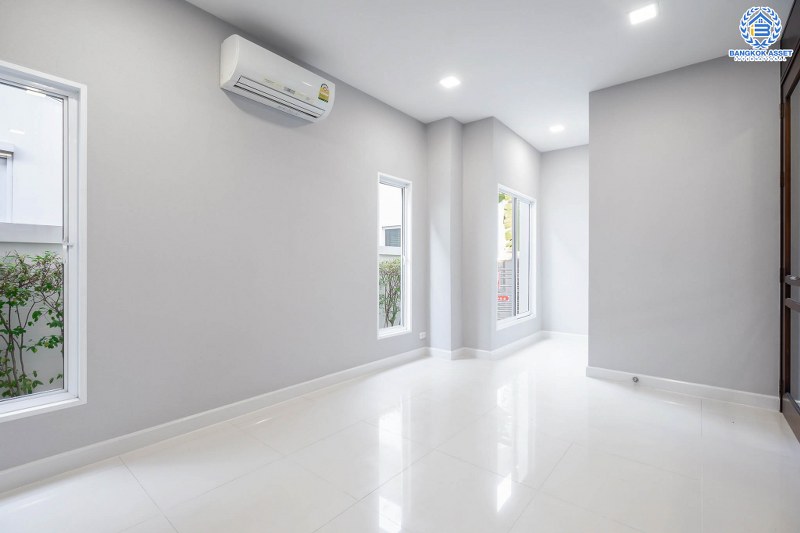 บ้านมือสองตกแต่งใหม่ สไตล์โมเดิร์น กับชีวิต...ที่ไม่ซ้ำใคร! โครงการ เดอะ เวอรีเดียนโฮม หลังใหญ่พร้อมอยู่ เนื้อที่ 75 ตร.ว. 4 ห้องนอน 4 ห้องน้ำ ห้องโถงโปร่งโล่ง ด้วยเพดานสูง ภายในตกแต่ง Built-in บนทำเลติดถนนกาญจนาภิเษก ใกล้เซ็นทรัลเวสต์เกต เพียง 5 นาทีจากทางด่วน "ศรีรัช"...