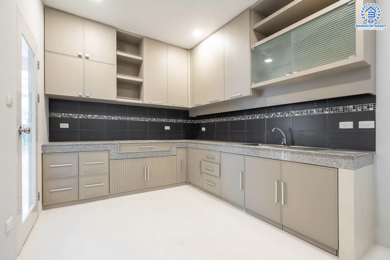 บ้านมือสองตกแต่งใหม่ สไตล์โมเดิร์น กับชีวิต...ที่ไม่ซ้ำใคร! โครงการ เดอะ เวอรีเดียนโฮม หลังใหญ่พร้อมอยู่ เนื้อที่ 75 ตร.ว. 4 ห้องนอน 4 ห้องน้ำ ห้องโถงโปร่งโล่ง ด้วยเพดานสูง ภายในตกแต่ง Built-in บนทำเลติดถนนกาญจนาภิเษก ใกล้เซ็นทรัลเวสต์เกต เพียง 5 นาทีจากทางด่วน "ศรีรัช"...