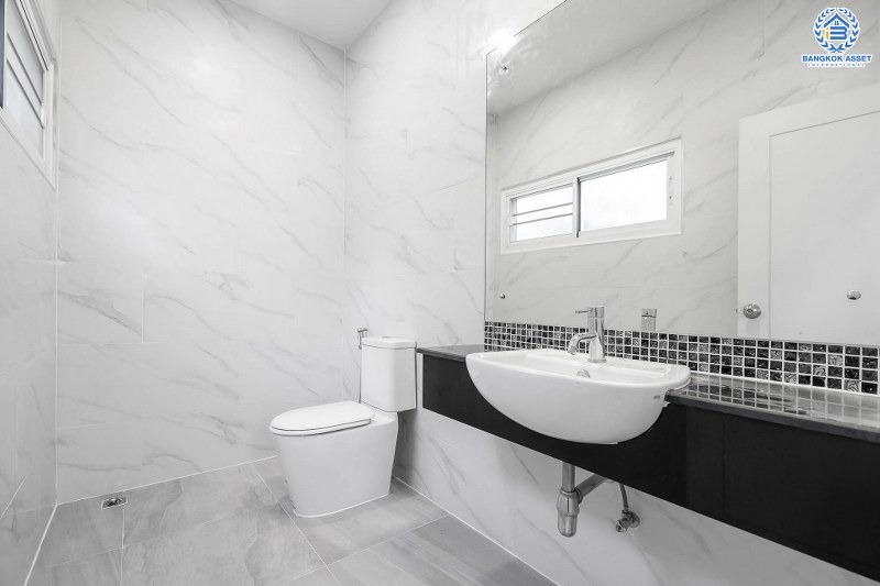 บ้านมือสองตกแต่งใหม่ สไตล์โมเดิร์น กับชีวิต...ที่ไม่ซ้ำใคร! โครงการ เดอะ เวอรีเดียนโฮม หลังใหญ่พร้อมอยู่ เนื้อที่ 75 ตร.ว. 4 ห้องนอน 4 ห้องน้ำ ห้องโถงโปร่งโล่ง ด้วยเพดานสูง ภายในตกแต่ง Built-in บนทำเลติดถนนกาญจนาภิเษก ใกล้เซ็นทรัลเวสต์เกต เพียง 5 นาทีจากทางด่วน "ศรีรัช"...