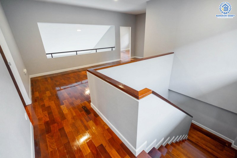 บ้านมือสองตกแต่งใหม่ สไตล์โมเดิร์น กับชีวิต...ที่ไม่ซ้ำใคร! โครงการ เดอะ เวอรีเดียนโฮม หลังใหญ่พร้อมอยู่ เนื้อที่ 75 ตร.ว. 4 ห้องนอน 4 ห้องน้ำ ห้องโถงโปร่งโล่ง ด้วยเพดานสูง ภายในตกแต่ง Built-in บนทำเลติดถนนกาญจนาภิเษก ใกล้เซ็นทรัลเวสต์เกต เพียง 5 นาทีจากทางด่วน "ศรีรัช"...