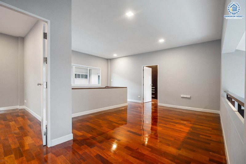 บ้านมือสองตกแต่งใหม่ สไตล์โมเดิร์น กับชีวิต...ที่ไม่ซ้ำใคร! โครงการ เดอะ เวอรีเดียนโฮม หลังใหญ่พร้อมอยู่ เนื้อที่ 75 ตร.ว. 4 ห้องนอน 4 ห้องน้ำ ห้องโถงโปร่งโล่ง ด้วยเพดานสูง ภายในตกแต่ง Built-in บนทำเลติดถนนกาญจนาภิเษก ใกล้เซ็นทรัลเวสต์เกต เพียง 5 นาทีจากทางด่วน "ศรีรัช"...