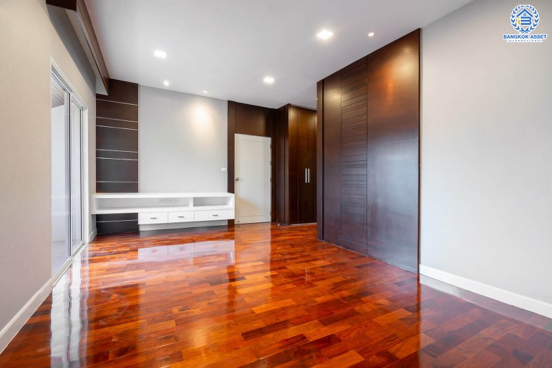 บ้านมือสองตกแต่งใหม่ สไตล์โมเดิร์น กับชีวิต...ที่ไม่ซ้ำใคร! โครงการ เดอะ เวอรีเดียนโฮม หลังใหญ่พร้อมอยู่ เนื้อที่ 75 ตร.ว. 4 ห้องนอน 4 ห้องน้ำ ห้องโถงโปร่งโล่ง ด้วยเพดานสูง ภายในตกแต่ง Built-in บนทำเลติดถนนกาญจนาภิเษก ใกล้เซ็นทรัลเวสต์เกต เพียง 5 นาทีจากทางด่วน "ศรีรัช"...