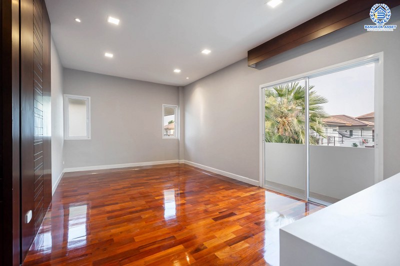 บ้านมือสองตกแต่งใหม่ สไตล์โมเดิร์น กับชีวิต...ที่ไม่ซ้ำใคร! โครงการ เดอะ เวอรีเดียนโฮม หลังใหญ่พร้อมอยู่ เนื้อที่ 75 ตร.ว. 4 ห้องนอน 4 ห้องน้ำ ห้องโถงโปร่งโล่ง ด้วยเพดานสูง ภายในตกแต่ง Built-in บนทำเลติดถนนกาญจนาภิเษก ใกล้เซ็นทรัลเวสต์เกต เพียง 5 นาทีจากทางด่วน "ศรีรัช"...