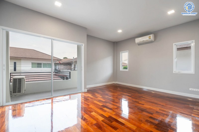 บ้านมือสองตกแต่งใหม่ สไตล์โมเดิร์น กับชีวิต...ที่ไม่ซ้ำใคร! โครงการ เดอะ เวอรีเดียนโฮม หลังใหญ่พร้อมอยู่ เนื้อที่ 75 ตร.ว. 4 ห้องนอน 4 ห้องน้ำ ห้องโถงโปร่งโล่ง ด้วยเพดานสูง ภายในตกแต่ง Built-in บนทำเลติดถนนกาญจนาภิเษก ใกล้เซ็นทรัลเวสต์เกต เพียง 5 นาทีจากทางด่วน "ศรีรัช"...