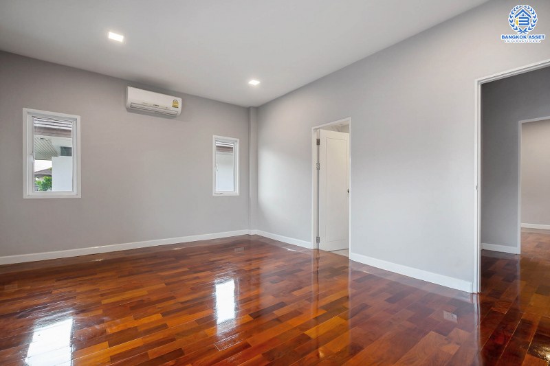 บ้านมือสองตกแต่งใหม่ สไตล์โมเดิร์น กับชีวิต...ที่ไม่ซ้ำใคร! โครงการ เดอะ เวอรีเดียนโฮม หลังใหญ่พร้อมอยู่ เนื้อที่ 75 ตร.ว. 4 ห้องนอน 4 ห้องน้ำ ห้องโถงโปร่งโล่ง ด้วยเพดานสูง ภายในตกแต่ง Built-in บนทำเลติดถนนกาญจนาภิเษก ใกล้เซ็นทรัลเวสต์เกต เพียง 5 นาทีจากทางด่วน "ศรีรัช"...