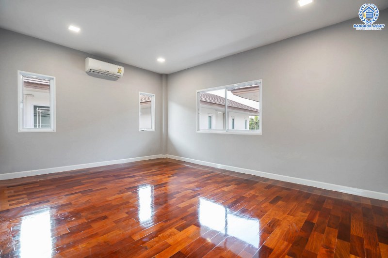 บ้านมือสองตกแต่งใหม่ สไตล์โมเดิร์น กับชีวิต...ที่ไม่ซ้ำใคร! โครงการ เดอะ เวอรีเดียนโฮม หลังใหญ่พร้อมอยู่ เนื้อที่ 75 ตร.ว. 4 ห้องนอน 4 ห้องน้ำ ห้องโถงโปร่งโล่ง ด้วยเพดานสูง ภายในตกแต่ง Built-in บนทำเลติดถนนกาญจนาภิเษก ใกล้เซ็นทรัลเวสต์เกต เพียง 5 นาทีจากทางด่วน "ศรีรัช"...