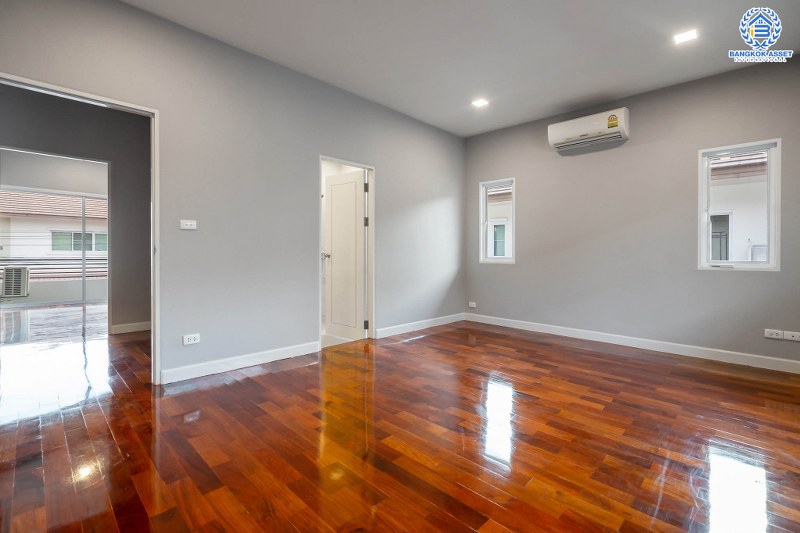 บ้านมือสองตกแต่งใหม่ สไตล์โมเดิร์น กับชีวิต...ที่ไม่ซ้ำใคร! โครงการ เดอะ เวอรีเดียนโฮม หลังใหญ่พร้อมอยู่ เนื้อที่ 75 ตร.ว. 4 ห้องนอน 4 ห้องน้ำ ห้องโถงโปร่งโล่ง ด้วยเพดานสูง ภายในตกแต่ง Built-in บนทำเลติดถนนกาญจนาภิเษก ใกล้เซ็นทรัลเวสต์เกต เพียง 5 นาทีจากทางด่วน "ศรีรัช"...