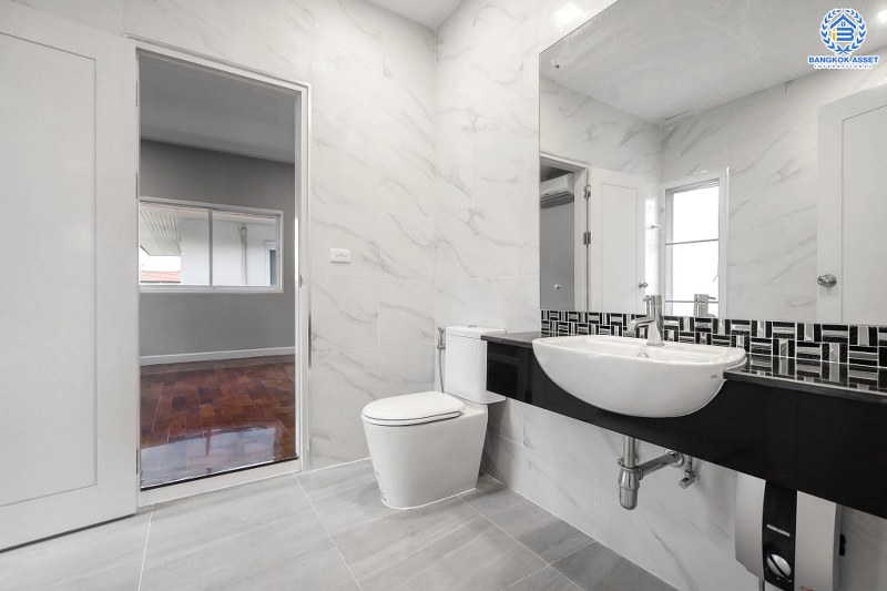 บ้านมือสองตกแต่งใหม่ สไตล์โมเดิร์น กับชีวิต...ที่ไม่ซ้ำใคร! โครงการ เดอะ เวอรีเดียนโฮม หลังใหญ่พร้อมอยู่ เนื้อที่ 75 ตร.ว. 4 ห้องนอน 4 ห้องน้ำ ห้องโถงโปร่งโล่ง ด้วยเพดานสูง ภายในตกแต่ง Built-in บนทำเลติดถนนกาญจนาภิเษก ใกล้เซ็นทรัลเวสต์เกต เพียง 5 นาทีจากทางด่วน "ศรีรัช"...