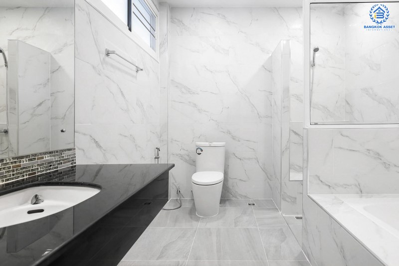 บ้านมือสองตกแต่งใหม่ สไตล์โมเดิร์น กับชีวิต...ที่ไม่ซ้ำใคร! โครงการ เดอะ เวอรีเดียนโฮม หลังใหญ่พร้อมอยู่ เนื้อที่ 75 ตร.ว. 4 ห้องนอน 4 ห้องน้ำ ห้องโถงโปร่งโล่ง ด้วยเพดานสูง ภายในตกแต่ง Built-in บนทำเลติดถนนกาญจนาภิเษก ใกล้เซ็นทรัลเวสต์เกต เพียง 5 นาทีจากทางด่วน "ศรีรัช"...