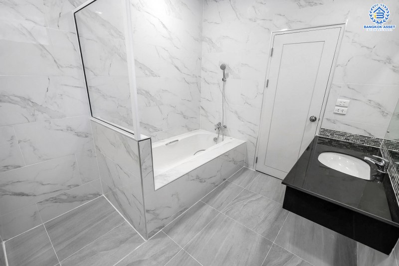 บ้านมือสองตกแต่งใหม่ สไตล์โมเดิร์น กับชีวิต...ที่ไม่ซ้ำใคร! โครงการ เดอะ เวอรีเดียนโฮม หลังใหญ่พร้อมอยู่ เนื้อที่ 75 ตร.ว. 4 ห้องนอน 4 ห้องน้ำ ห้องโถงโปร่งโล่ง ด้วยเพดานสูง ภายในตกแต่ง Built-in บนทำเลติดถนนกาญจนาภิเษก ใกล้เซ็นทรัลเวสต์เกต เพียง 5 นาทีจากทางด่วน "ศรีรัช"...