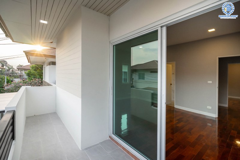 บ้านมือสองตกแต่งใหม่ สไตล์โมเดิร์น กับชีวิต...ที่ไม่ซ้ำใคร! โครงการ เดอะ เวอรีเดียนโฮม หลังใหญ่พร้อมอยู่ เนื้อที่ 75 ตร.ว. 4 ห้องนอน 4 ห้องน้ำ ห้องโถงโปร่งโล่ง ด้วยเพดานสูง ภายในตกแต่ง Built-in บนทำเลติดถนนกาญจนาภิเษก ใกล้เซ็นทรัลเวสต์เกต เพียง 5 นาทีจากทางด่วน "ศรีรัช"...