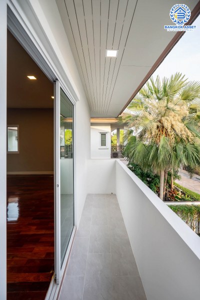 บ้านมือสองตกแต่งใหม่ สไตล์โมเดิร์น กับชีวิต...ที่ไม่ซ้ำใคร! โครงการ เดอะ เวอรีเดียนโฮม หลังใหญ่พร้อมอยู่ เนื้อที่ 75 ตร.ว. 4 ห้องนอน 4 ห้องน้ำ ห้องโถงโปร่งโล่ง ด้วยเพดานสูง ภายในตกแต่ง Built-in บนทำเลติดถนนกาญจนาภิเษก ใกล้เซ็นทรัลเวสต์เกต เพียง 5 นาทีจากทางด่วน "ศรีรัช"...