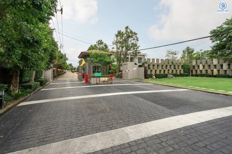 บ้านมือสองตกแต่งใหม่ สไตล์โมเดิร์น กับชีวิต...ที่ไม่ซ้ำใคร! โครงการ เดอะ เวอรีเดียนโฮม หลังใหญ่พร้อมอยู่ เนื้อที่ 75 ตร.ว. 4 ห้องนอน 4 ห้องน้ำ ห้องโถงโปร่งโล่ง ด้วยเพดานสูง ภายในตกแต่ง Built-in บนทำเลติดถนนกาญจนาภิเษก ใกล้เซ็นทรัลเวสต์เกต เพียง 5 นาทีจากทางด่วน "ศรีรัช"...