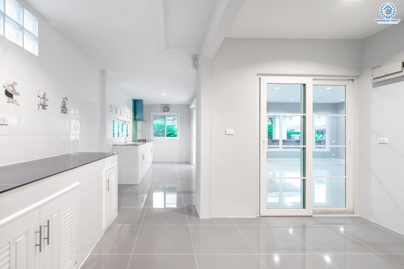 บ้านเดี่ยวมือสองนนทบุรี ตกแต่งใหม่ พร้อมสังคมคุณภาพ Q.House โครงการ คาซ่าวิลล์ ราชพฤกษ์-รัตนาธิเบศร์ เนื้อที่ 52.5 ตร.ว. ฟังก์ชั่น 3 ห้องนอน 3 ห้องน้ำ มีบิ้วท์อินครัวเคาน์เตอร์ และเครื่องดูดควัน เดินทางสะดวก บนทำเลติดถนนราชพฤกษ์ ใกล้รถไฟฟ้า สถานีบางรักน้อยท่าอิฐ