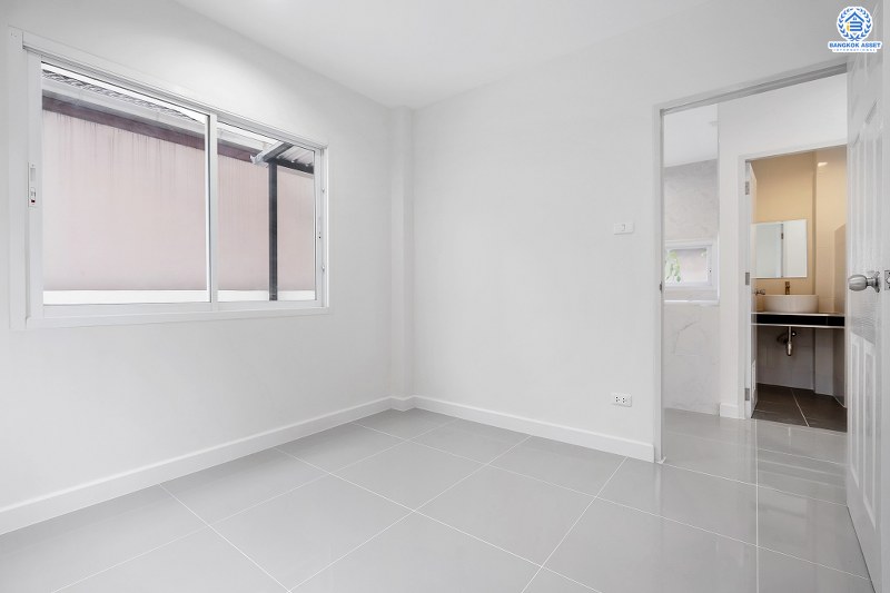 บ้านมือสองตกแต่งใหม่ ม.ประดับดาว7 รัตนาธิเบศร์-ราชพฤกษ์ ตกแต่งครบครัน พร้อมอยู่ เนื้อที่ 51.9 ตร.ว. ฟังก์ชั่น 4 ห้องนอน 3 ห้องน้ำ พร้อมห้องอเนกประสงค์ชั้นล่าง พื้นที่ใช้สอยกว้างขวาง บนทำเลที่ดีที่สุด! เพียง 1 กม. จากถนนราชพฤกษ์ ใกล้รถไฟฟ้า "บางรักน้อยท่าอิฐ" เป็นเจ้าของบ้านหลังใหม่ ใกล้เมืองได้ง่ายๆ วันนี้