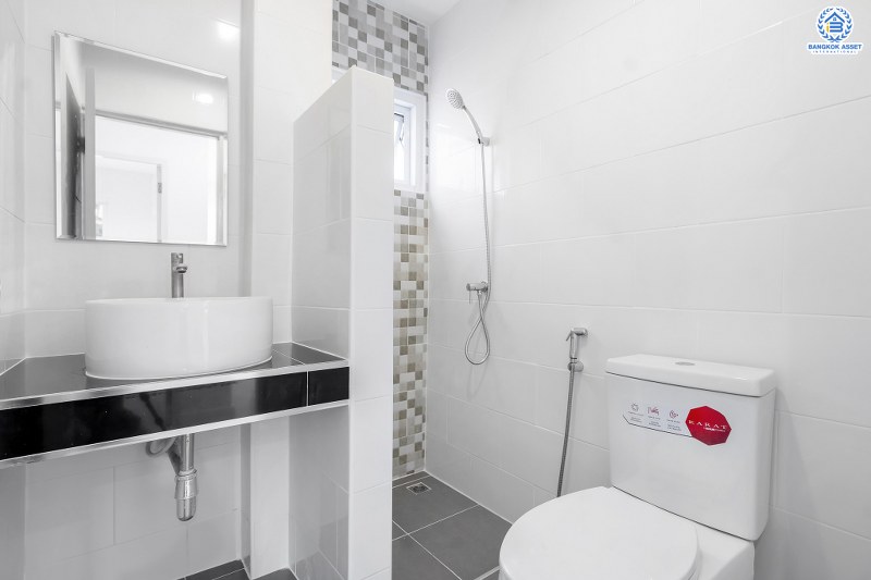 บ้านมือสองตกแต่งใหม่ ม.ประดับดาว7 รัตนาธิเบศร์-ราชพฤกษ์ ตกแต่งครบครัน พร้อมอยู่ เนื้อที่ 51.9 ตร.ว. ฟังก์ชั่น 4 ห้องนอน 3 ห้องน้ำ พร้อมห้องอเนกประสงค์ชั้นล่าง พื้นที่ใช้สอยกว้างขวาง บนทำเลที่ดีที่สุด! เพียง 1 กม. จากถนนราชพฤกษ์ ใกล้รถไฟฟ้า "บางรักน้อยท่าอิฐ" เป็นเจ้าของบ้านหลังใหม่ ใกล้เมืองได้ง่ายๆ วันนี้