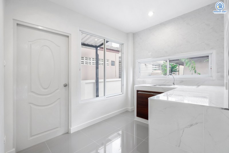 บ้านมือสองตกแต่งใหม่ ม.ประดับดาว7 รัตนาธิเบศร์-ราชพฤกษ์ ตกแต่งครบครัน พร้อมอยู่ เนื้อที่ 51.9 ตร.ว. ฟังก์ชั่น 4 ห้องนอน 3 ห้องน้ำ พร้อมห้องอเนกประสงค์ชั้นล่าง พื้นที่ใช้สอยกว้างขวาง บนทำเลที่ดีที่สุด! เพียง 1 กม. จากถนนราชพฤกษ์ ใกล้รถไฟฟ้า "บางรักน้อยท่าอิฐ" เป็นเจ้าของบ้านหลังใหม่ ใกล้เมืองได้ง่ายๆ วันนี้