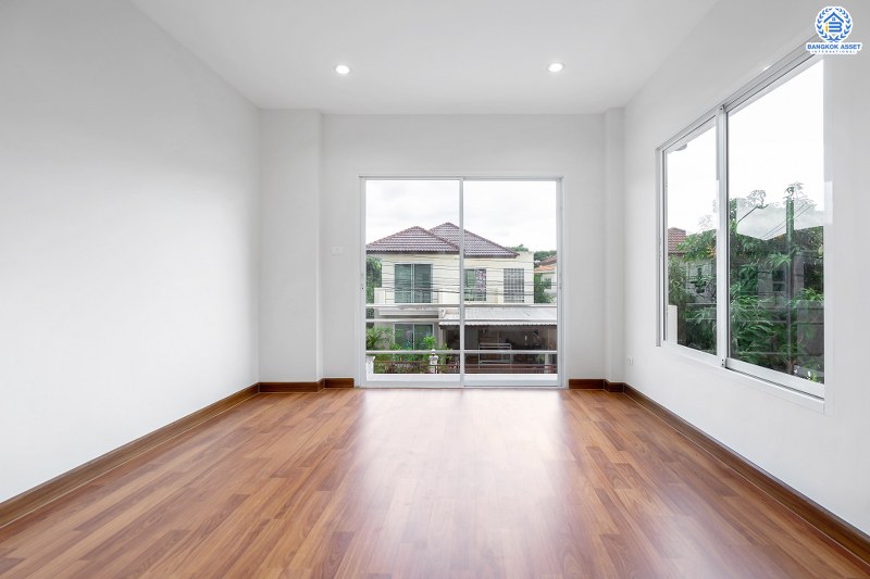 บ้านมือสองตกแต่งใหม่ ม.ประดับดาว7 รัตนาธิเบศร์-ราชพฤกษ์ ตกแต่งครบครัน พร้อมอยู่ เนื้อที่ 51.9 ตร.ว. ฟังก์ชั่น 4 ห้องนอน 3 ห้องน้ำ พร้อมห้องอเนกประสงค์ชั้นล่าง พื้นที่ใช้สอยกว้างขวาง บนทำเลที่ดีที่สุด! เพียง 1 กม. จากถนนราชพฤกษ์ ใกล้รถไฟฟ้า "บางรักน้อยท่าอิฐ" เป็นเจ้าของบ้านหลังใหม่ ใกล้เมืองได้ง่ายๆ วันนี้