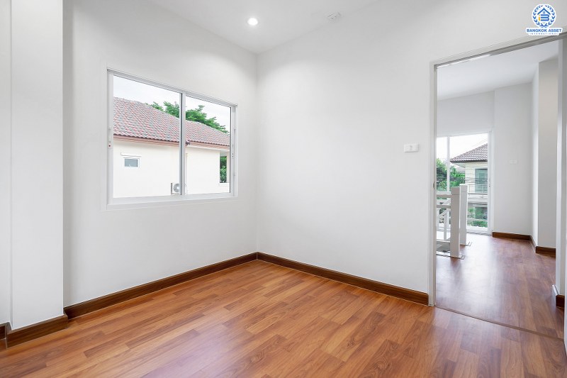 บ้านมือสองตกแต่งใหม่ ม.ประดับดาว7 รัตนาธิเบศร์-ราชพฤกษ์ ตกแต่งครบครัน พร้อมอยู่ เนื้อที่ 51.9 ตร.ว. ฟังก์ชั่น 4 ห้องนอน 3 ห้องน้ำ พร้อมห้องอเนกประสงค์ชั้นล่าง พื้นที่ใช้สอยกว้างขวาง บนทำเลที่ดีที่สุด! เพียง 1 กม. จากถนนราชพฤกษ์ ใกล้รถไฟฟ้า "บางรักน้อยท่าอิฐ" เป็นเจ้าของบ้านหลังใหม่ ใกล้เมืองได้ง่ายๆ วันนี้