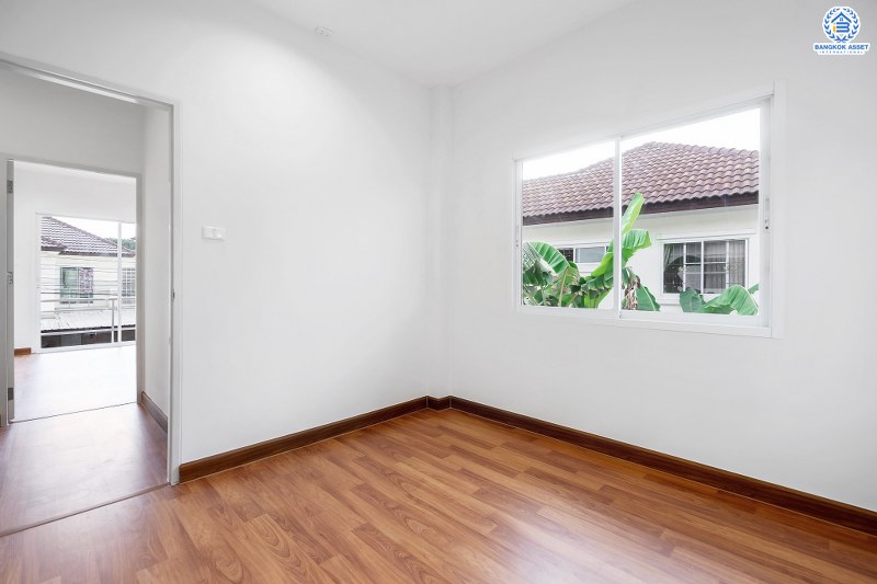 บ้านมือสองตกแต่งใหม่ ม.ประดับดาว7 รัตนาธิเบศร์-ราชพฤกษ์ ตกแต่งครบครัน พร้อมอยู่ เนื้อที่ 51.9 ตร.ว. ฟังก์ชั่น 4 ห้องนอน 3 ห้องน้ำ พร้อมห้องอเนกประสงค์ชั้นล่าง พื้นที่ใช้สอยกว้างขวาง บนทำเลที่ดีที่สุด! เพียง 1 กม. จากถนนราชพฤกษ์ ใกล้รถไฟฟ้า "บางรักน้อยท่าอิฐ" เป็นเจ้าของบ้านหลังใหม่ ใกล้เมืองได้ง่ายๆ วันนี้