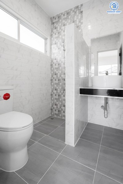 บ้านมือสองตกแต่งใหม่ ม.ประดับดาว7 รัตนาธิเบศร์-ราชพฤกษ์ ตกแต่งครบครัน พร้อมอยู่ เนื้อที่ 51.9 ตร.ว. ฟังก์ชั่น 4 ห้องนอน 3 ห้องน้ำ พร้อมห้องอเนกประสงค์ชั้นล่าง พื้นที่ใช้สอยกว้างขวาง บนทำเลที่ดีที่สุด! เพียง 1 กม. จากถนนราชพฤกษ์ ใกล้รถไฟฟ้า "บางรักน้อยท่าอิฐ" เป็นเจ้าของบ้านหลังใหม่ ใกล้เมืองได้ง่ายๆ วันนี้