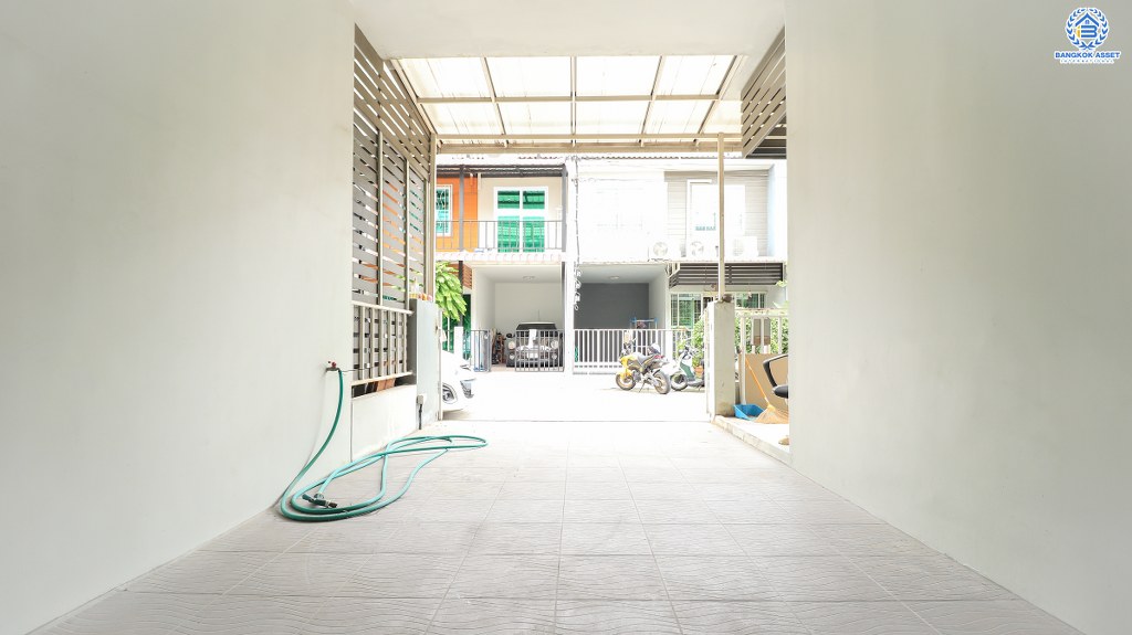 ทาวน์เฮ้าส์มือสองนนทบุรี ม.เดอะคัลเลอร์ส ติวานนท์-แจ้งวัฒนะ ราคาสุดคุ้ม เพียง 2 ล้านต้นๆ ก็ได้บ้านพร้อมอยู่ สไตล์โมเดิร์น 3 ห้องนอน คุณภาพแบรนด์ อารียา* พร้อมการเดินทางสุดสะดวก บนทำเลเชื่อมต่อหลายเส้นทาง ใกล้เซ็นทรัลแจ้งวัฒนะ และทางด่วนศรีสมาน