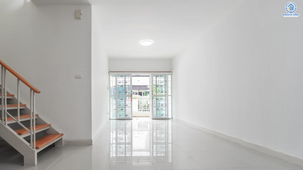 ทาวน์เฮ้าส์มือสองนนทบุรี ม.เดอะคัลเลอร์ส ติวานนท์-แจ้งวัฒนะ ราคาสุดคุ้ม เพียง 2 ล้านต้นๆ ก็ได้บ้านพร้อมอยู่ สไตล์โมเดิร์น 3 ห้องนอน คุณภาพแบรนด์ อารียา* พร้อมการเดินทางสุดสะดวก บนทำเลเชื่อมต่อหลายเส้นทาง ใกล้เซ็นทรัลแจ้งวัฒนะ และทางด่วนศรีสมาน